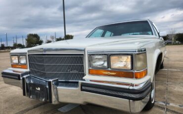 Cadillac-Fleetwood-1986-49