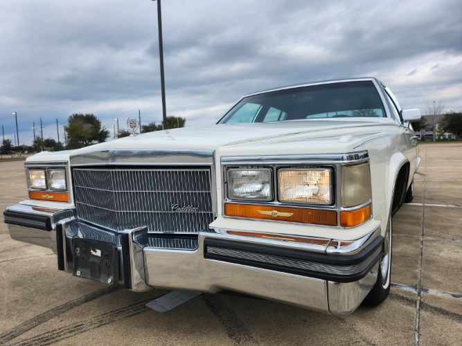 Cadillac-Fleetwood-1986-49