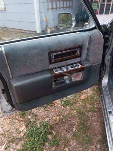 Cadillac-Fleetwood-1986-5