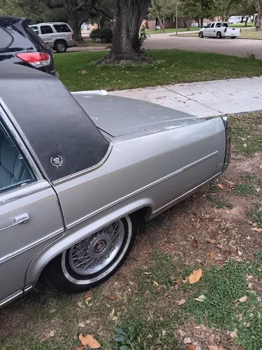 Cadillac-Fleetwood-1986-7