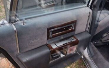 Cadillac-Fleetwood-1986-8