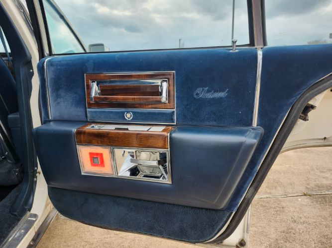 Cadillac-Fleetwood-1986-8