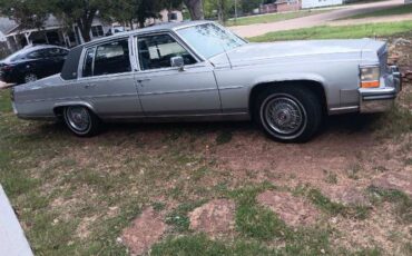 Cadillac-Fleetwood-1986-9