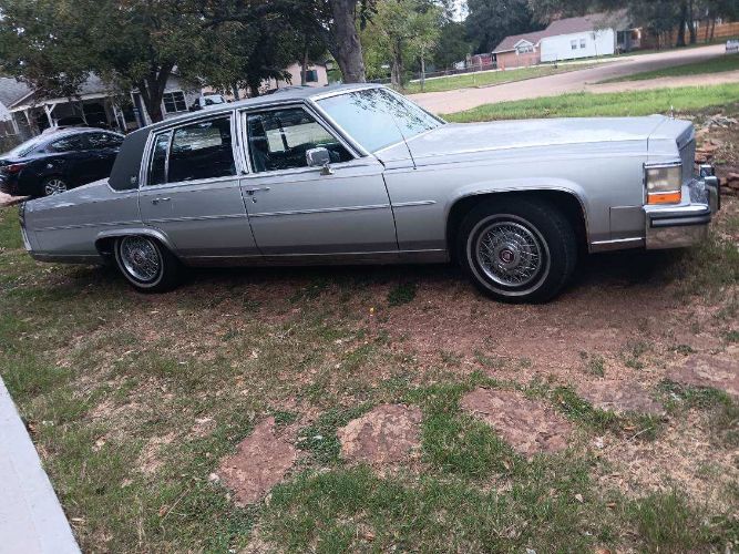 Cadillac-Fleetwood-1986-9