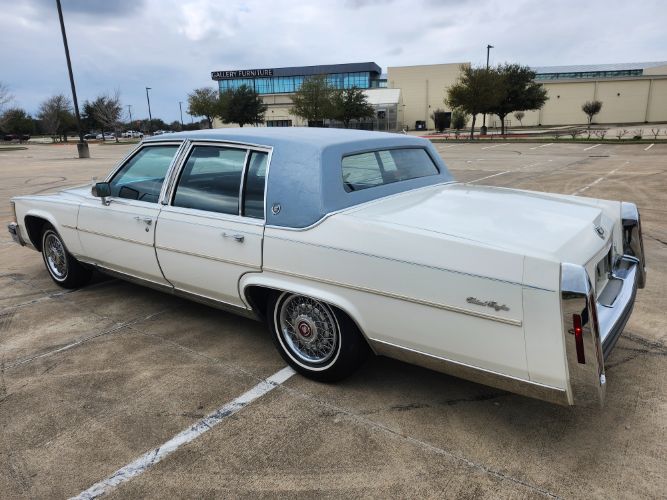 Cadillac-Fleetwood-1986