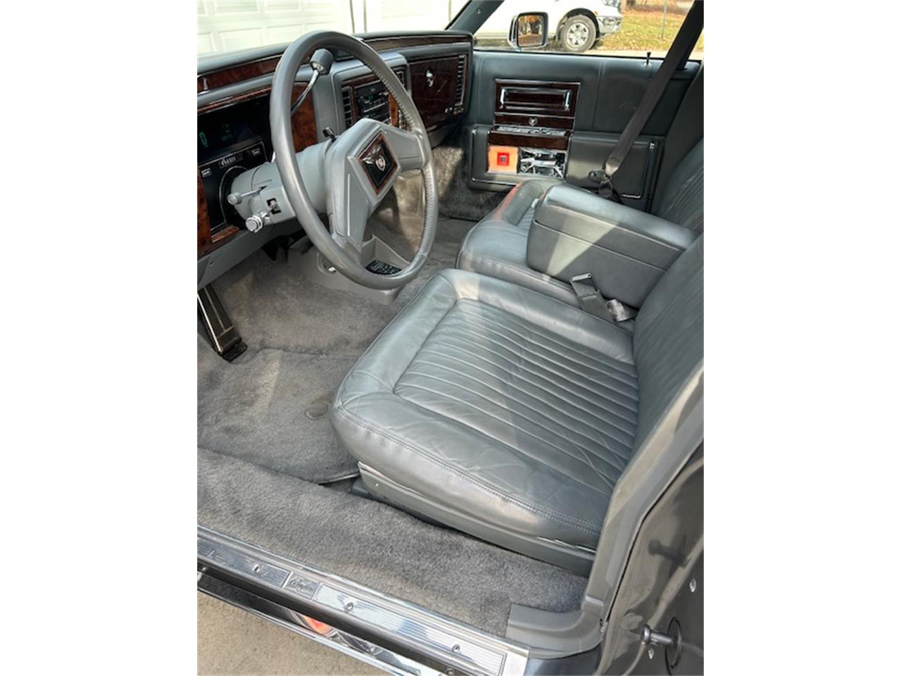 Cadillac-Fleetwood-brougham-1991-Silver-Gray-3