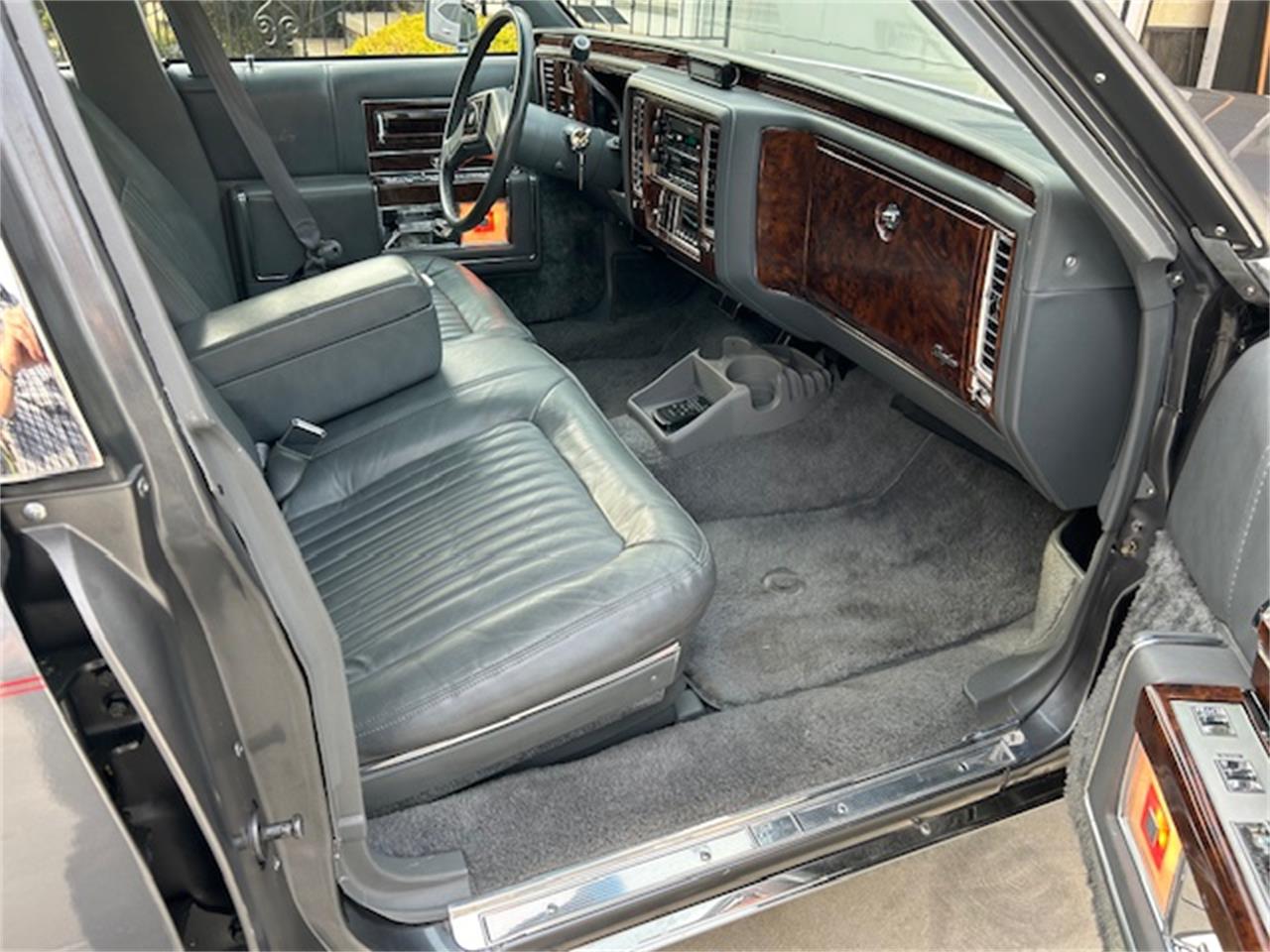 Cadillac-Fleetwood-brougham-1991-Silver-Gray-4