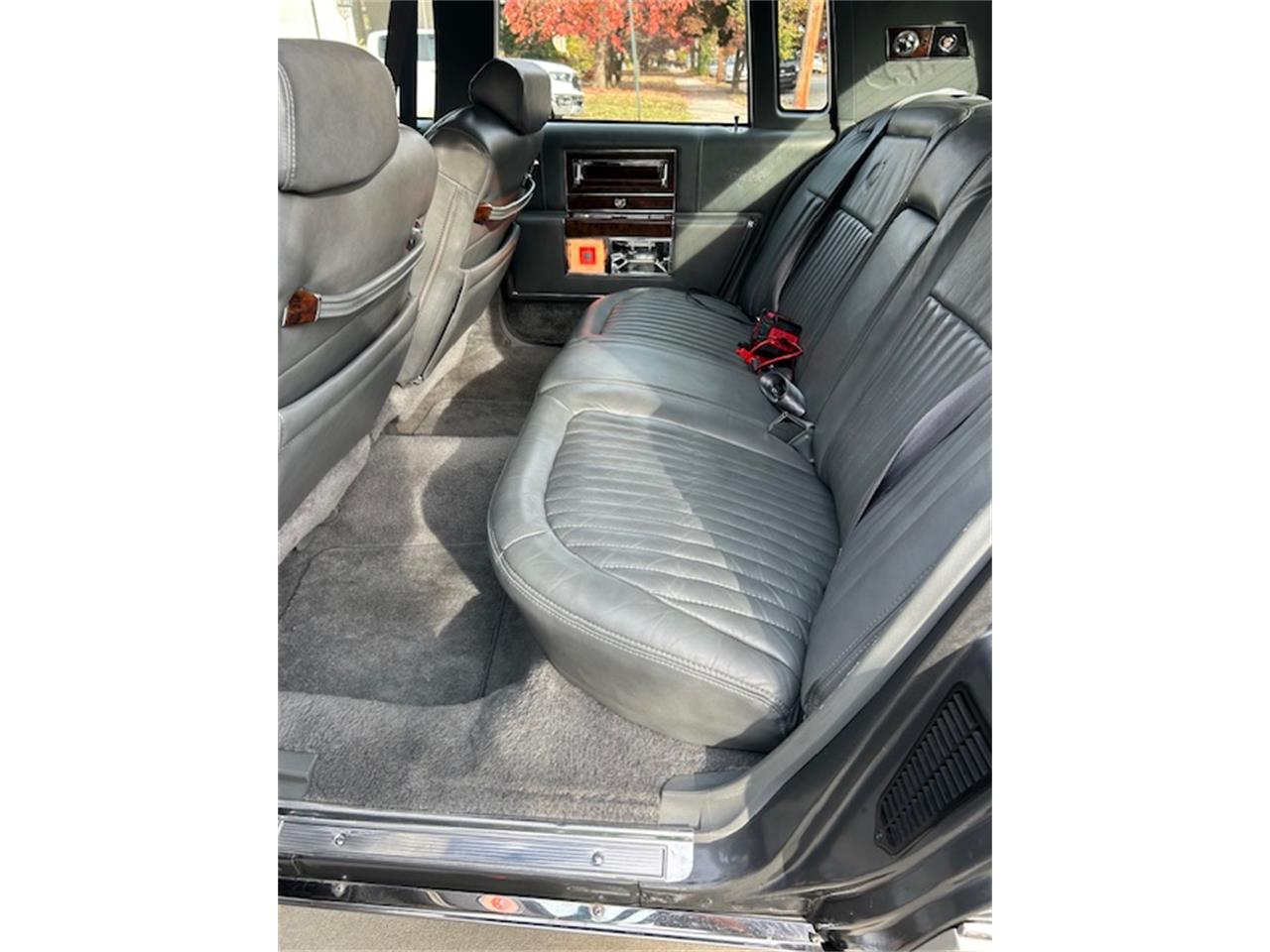 Cadillac-Fleetwood-brougham-1991-Silver-Gray-5
