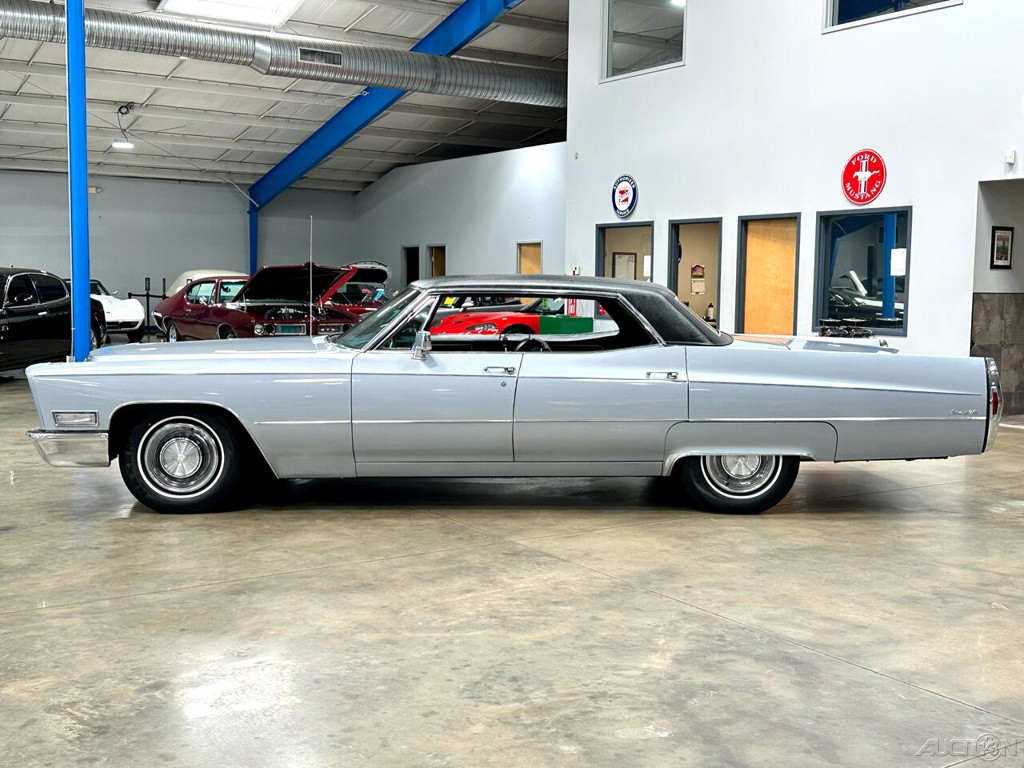 Cadillac-Sedan-1968-Other-3