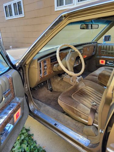 Cadillac-Sedan-deville-1979-2