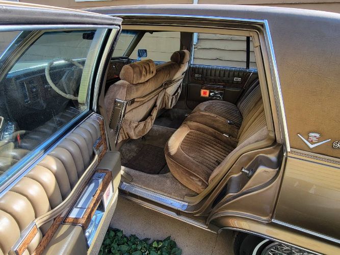 Cadillac-Sedan-deville-1979-3