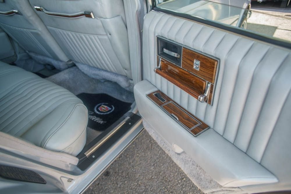 Cadillac-Seville-1977-17