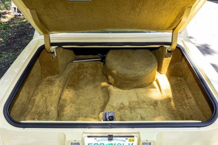 Cadillac-Seville-1977-Naples-Yellow-Yellow-Leather-27