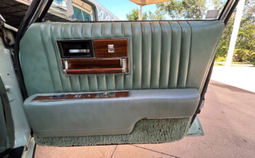 Cadillac-Seville-1977-Sedan-27