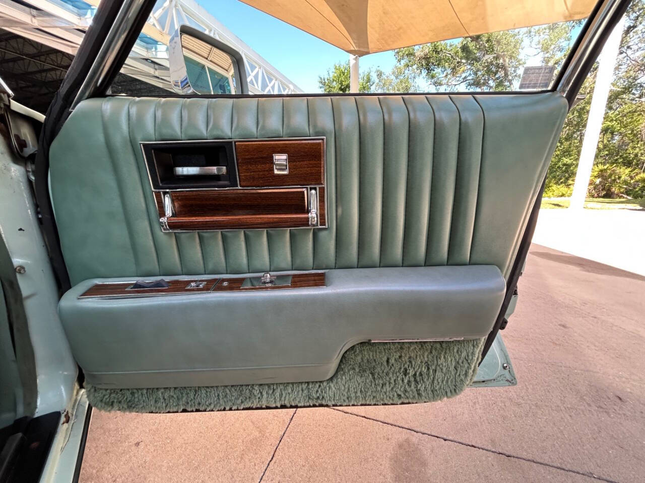 Cadillac-Seville-1977-Sedan-27