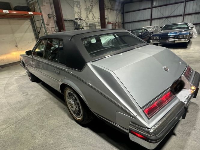 Cadillac-Seville-1984-GrayBlack-Black-Leather-9