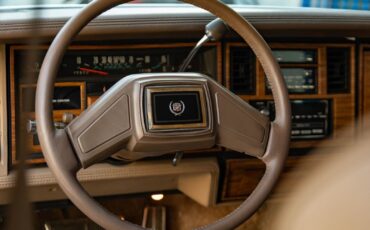 Cadillac-Seville-1985-Sedan-32