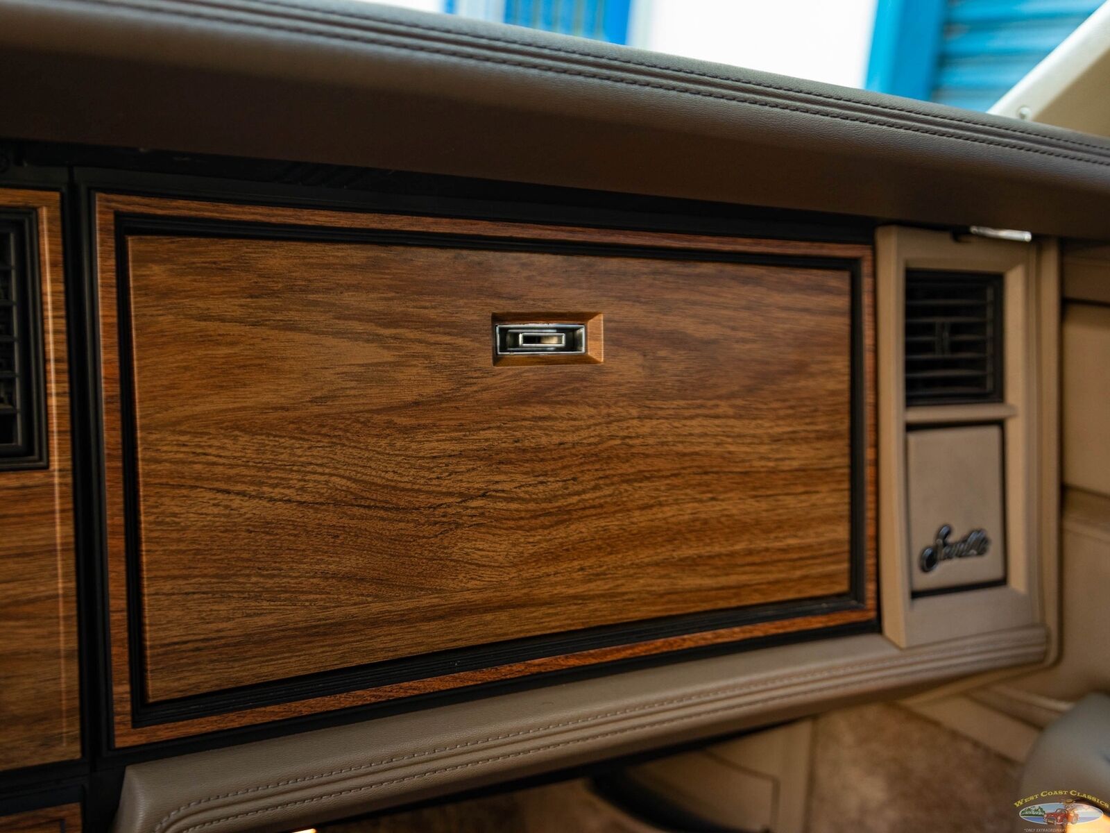Cadillac-Seville-1985-Sedan-36