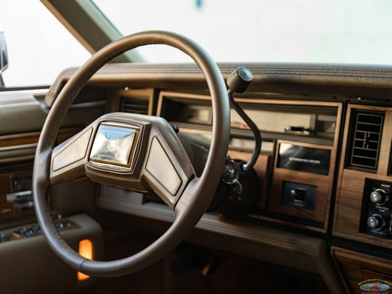 Cadillac-Seville-1985-Sedan-38