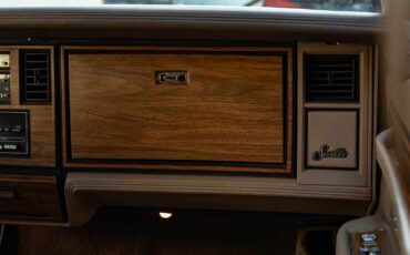 Cadillac-Seville-1985-Sedan-39