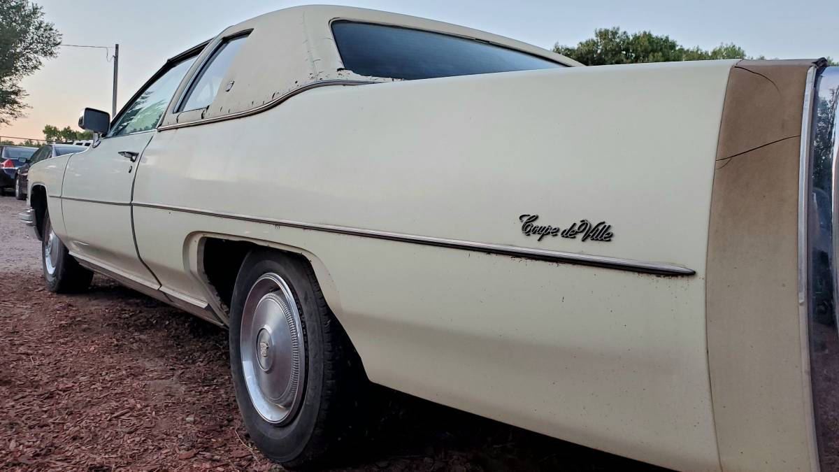 Cadillac-coupe-deville-1976-14