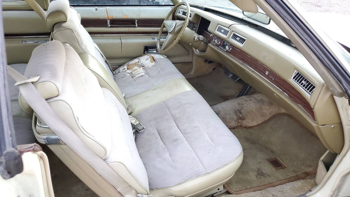 Cadillac-coupe-deville-1976-3
