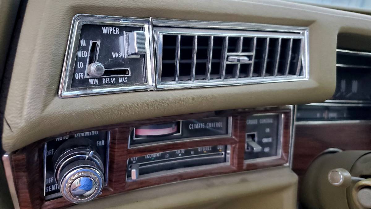 Cadillac-coupe-deville-1976-5