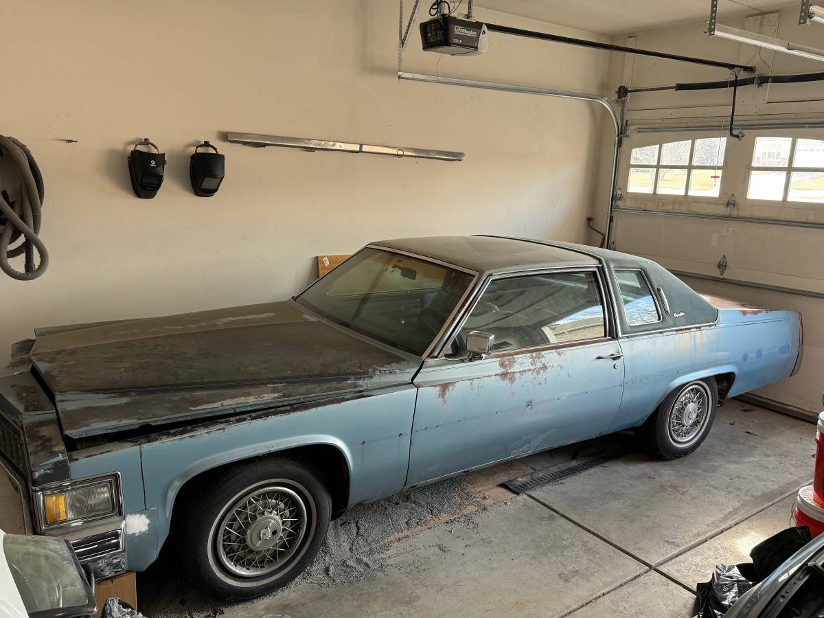 Cadillac-coupe-deville-1977-blue-10