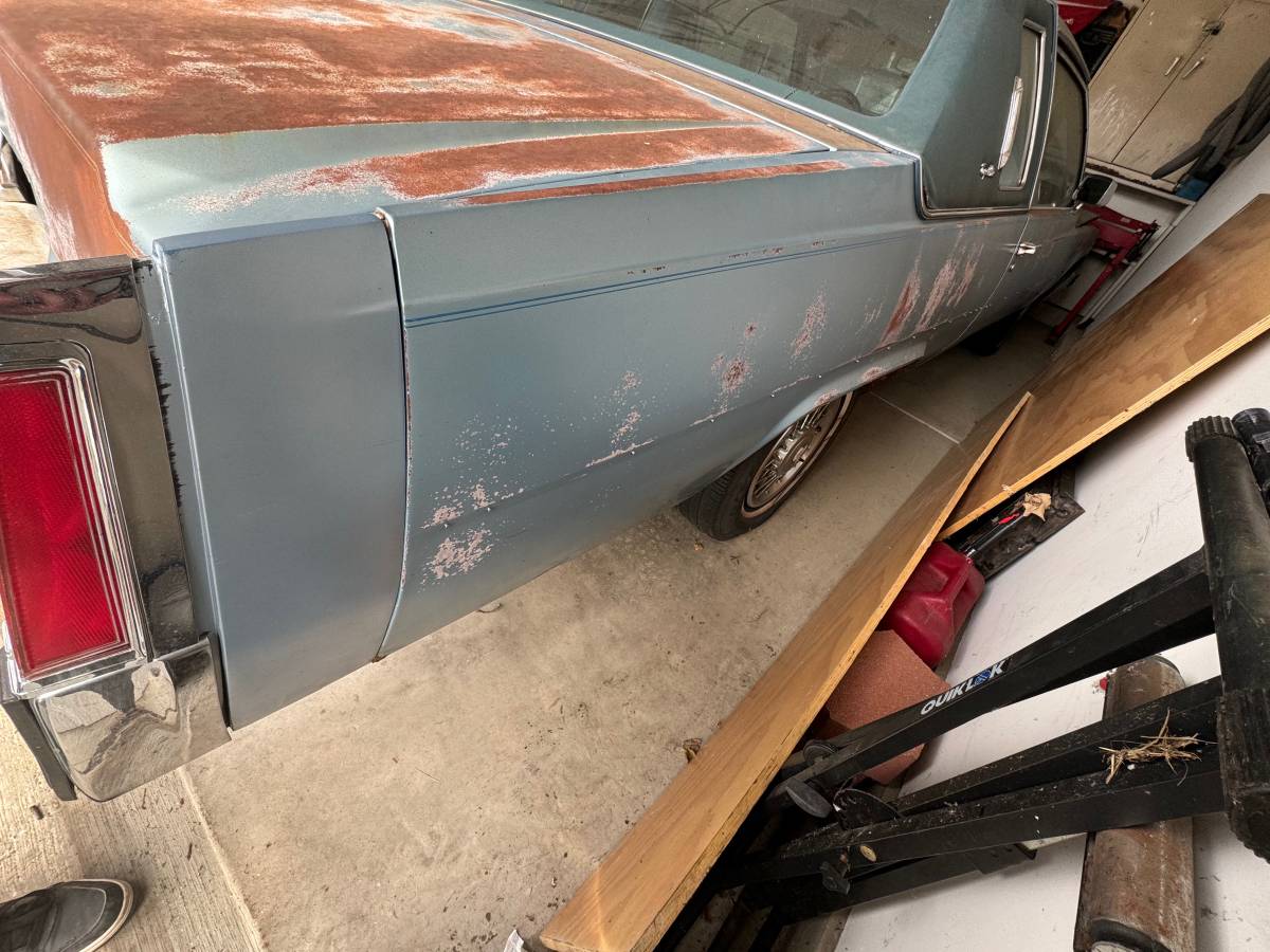Cadillac-coupe-deville-1977-blue-4