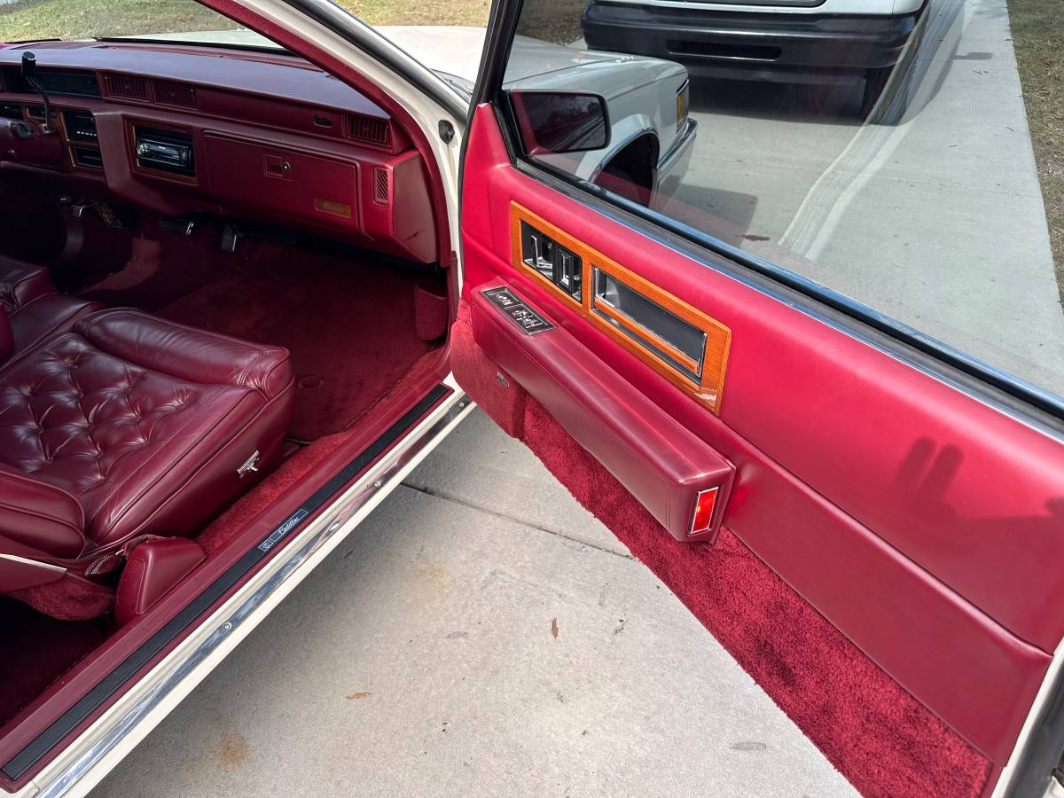 Cadillac-fleetwood-1990-8