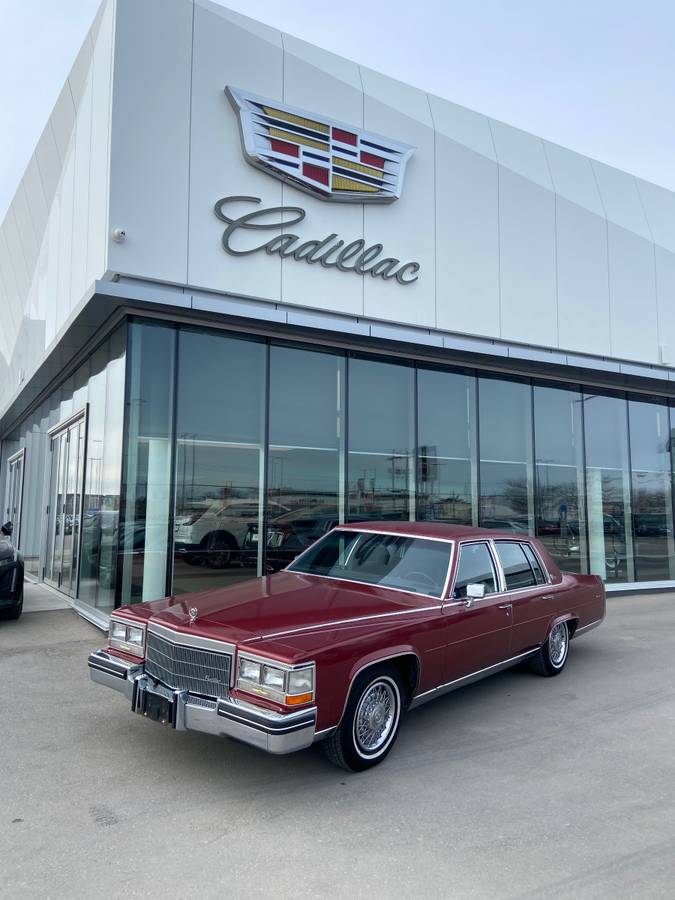 Cadillac-fleetwood-brougham-1985-1