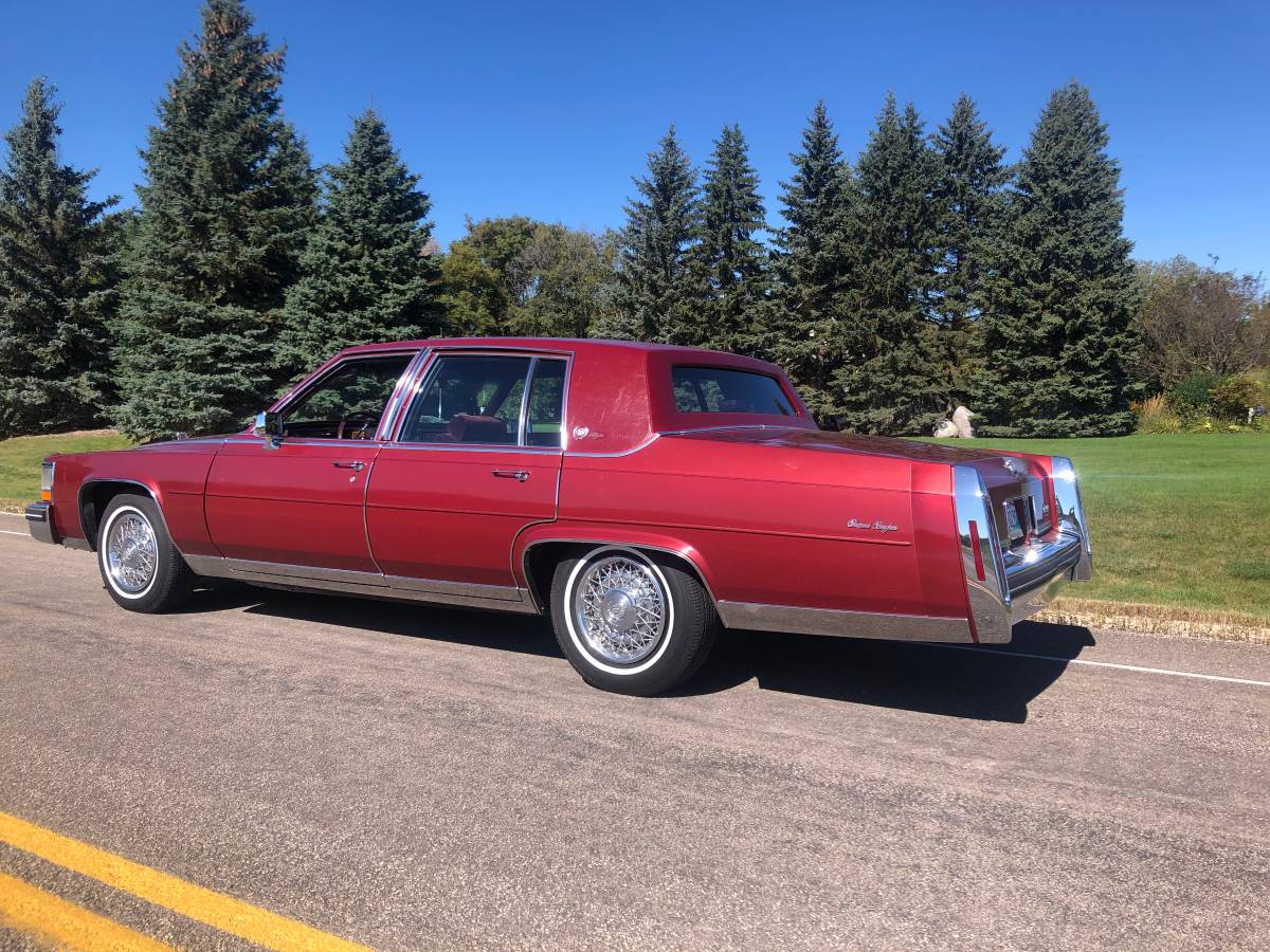 Cadillac-fleetwood-brougham-1985-2