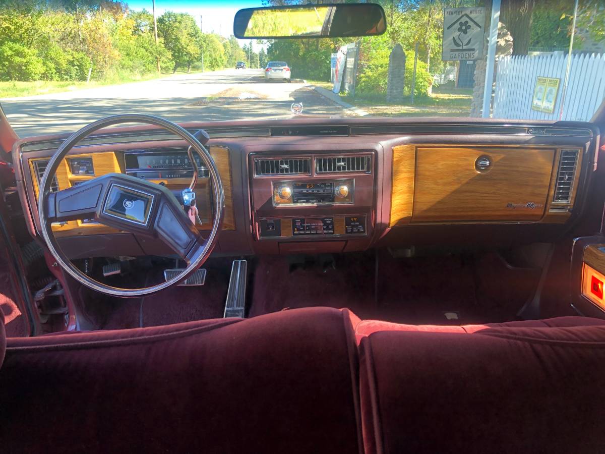 Cadillac-fleetwood-brougham-1985-3