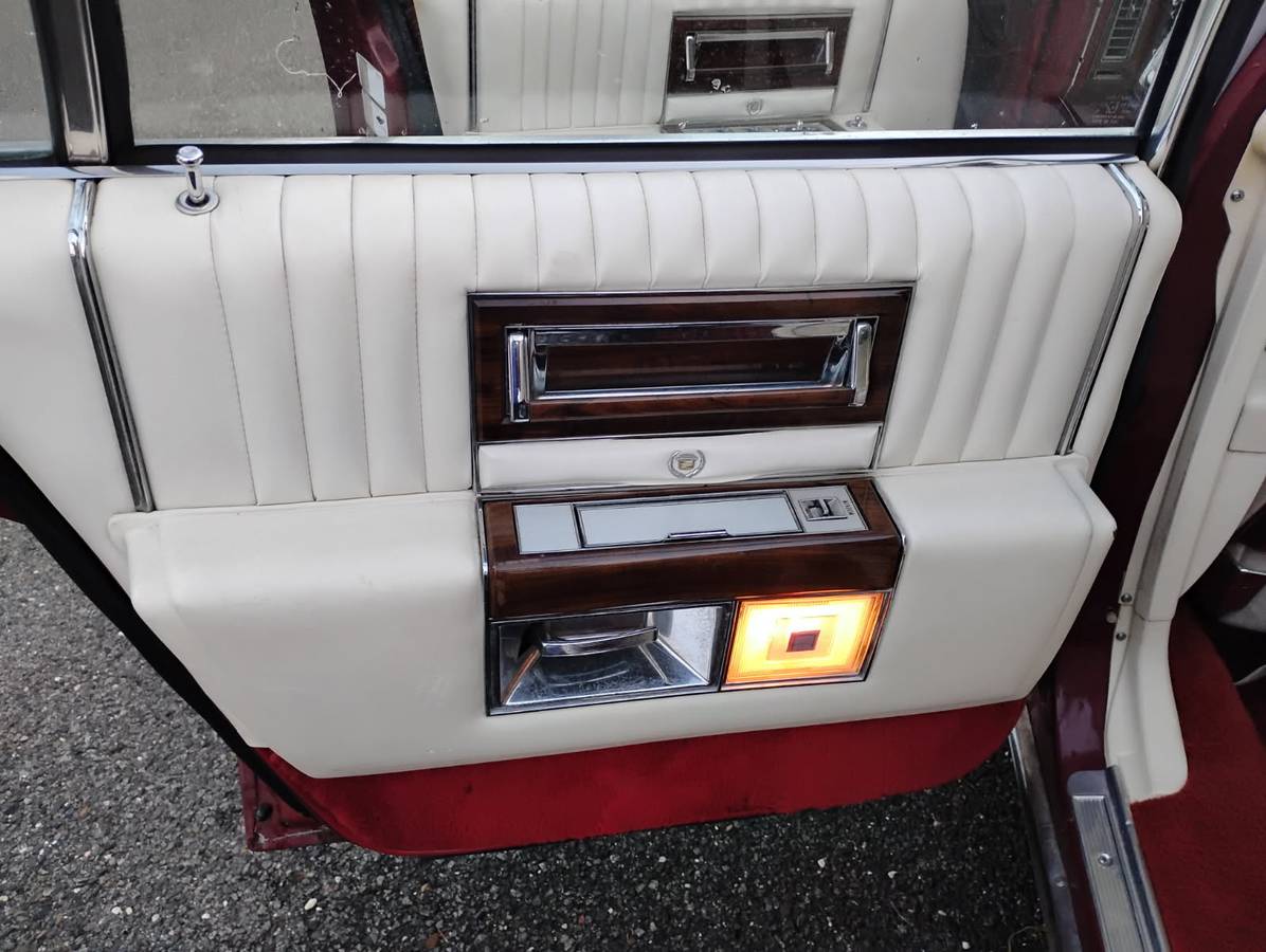 Cadillac-fleetwood-brougham-1987-red-7
