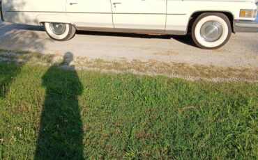 Cadillac-sedan-deville-1976-white-13
