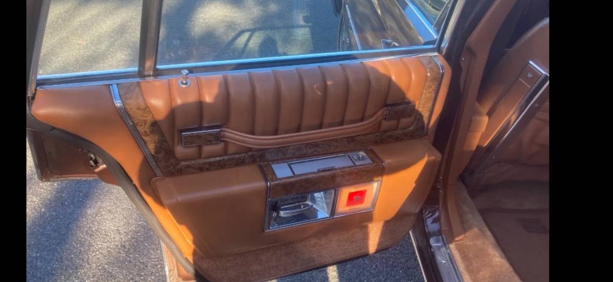 Cadillac-sedan-deville-1979-brown-9
