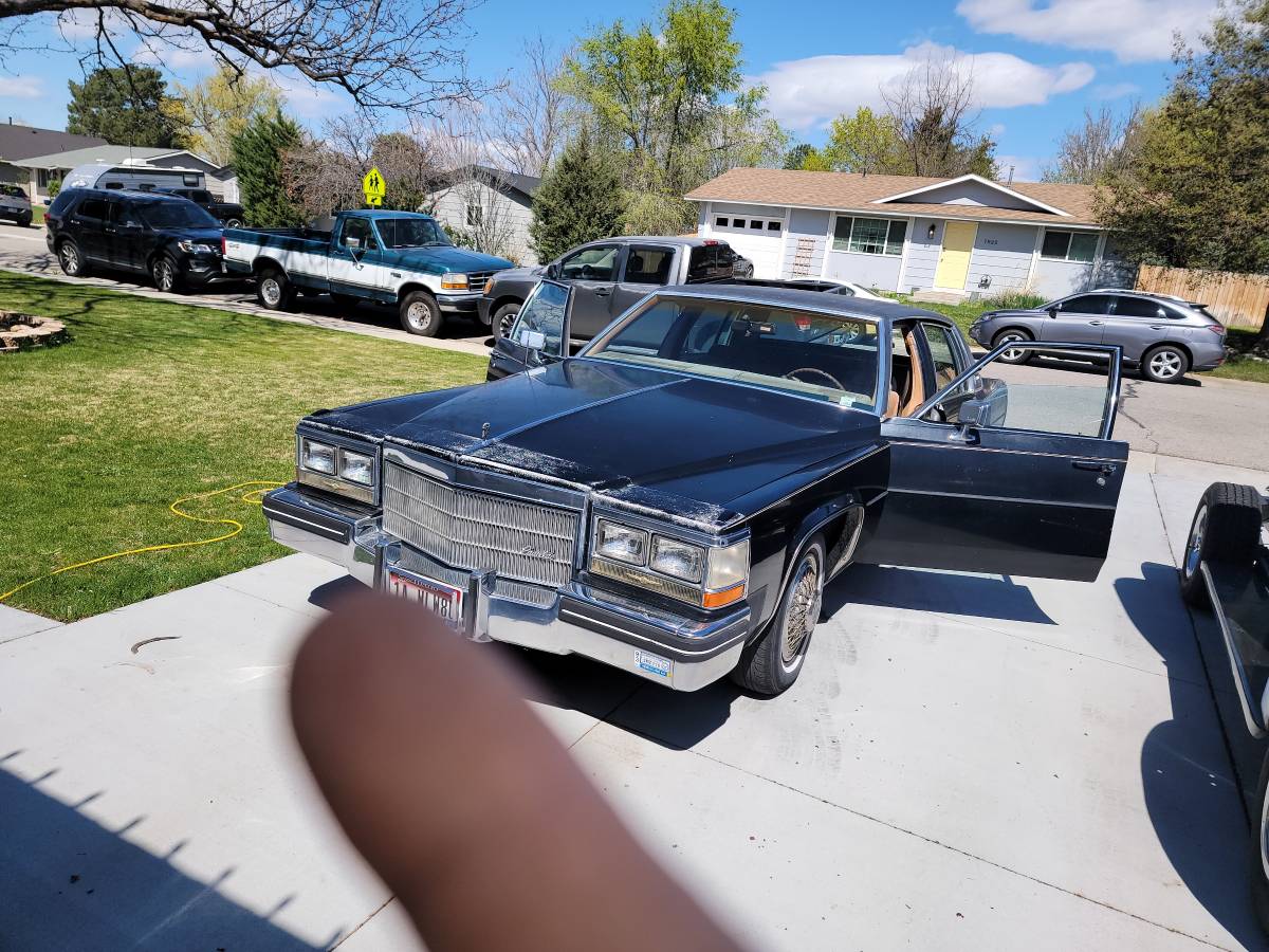 Cadillac-sedan-deville-1984-black-1