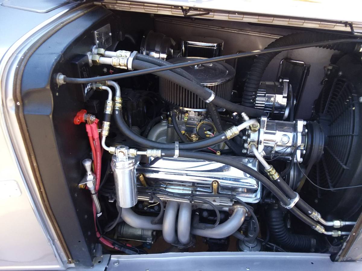 Chev-2dr-sedan-1932-silver-5