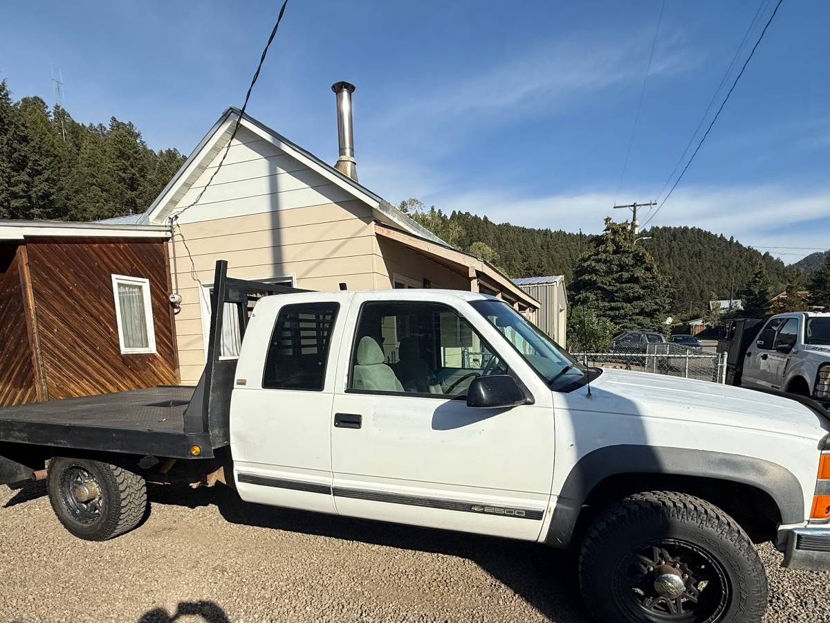 Chevrolet-2500-4x4-1995-white-3