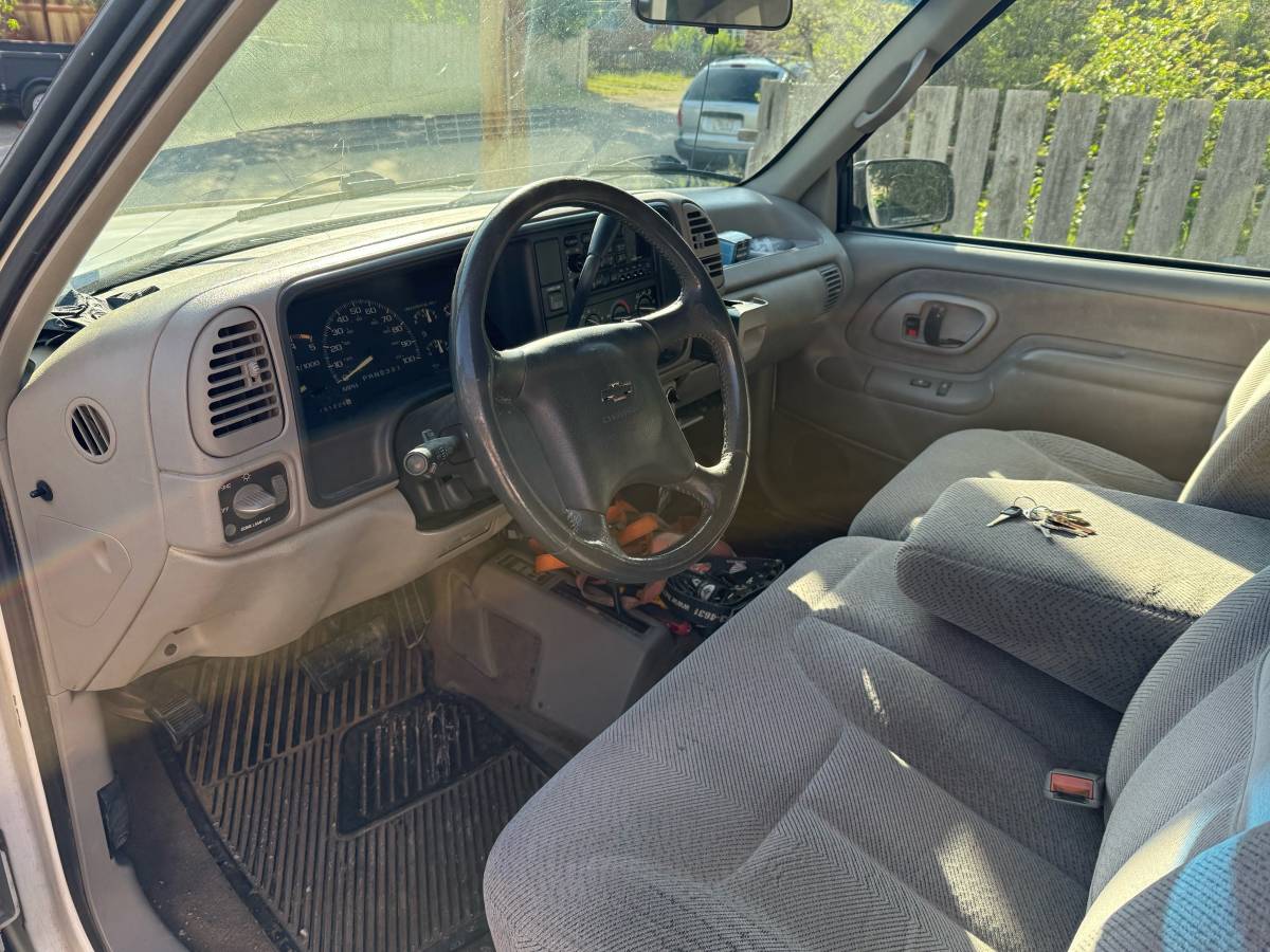 Chevrolet-2500-4x4-1995-white-5
