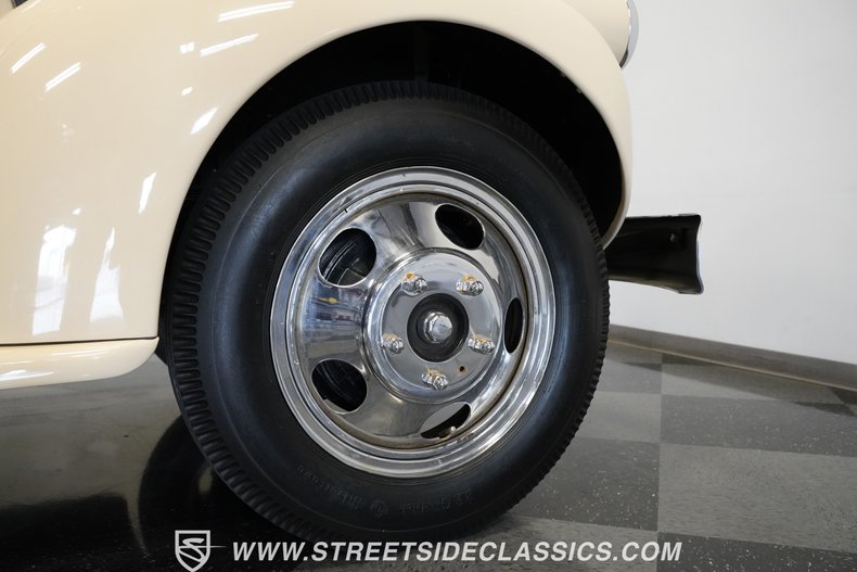 Chevrolet-3800-1946-Butternut-Yellow-Tan-24