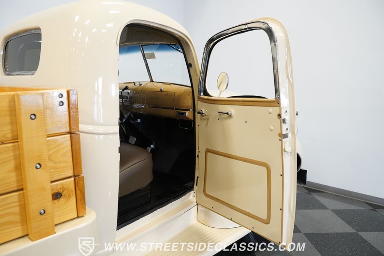 Chevrolet-3800-1946-Butternut-Yellow-Tan-27