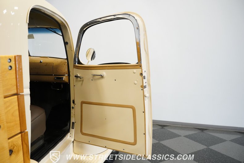 Chevrolet-3800-1946-Butternut-Yellow-Tan-28
