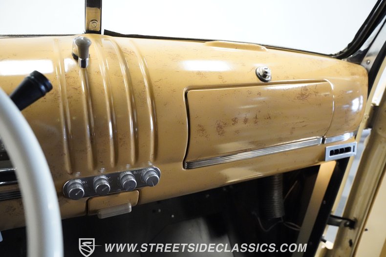 Chevrolet-3800-1946-Butternut-Yellow-Tan-34