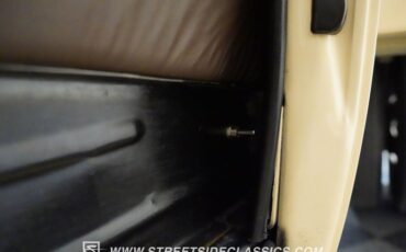 Chevrolet-3800-1946-Butternut-Yellow-Tan-39