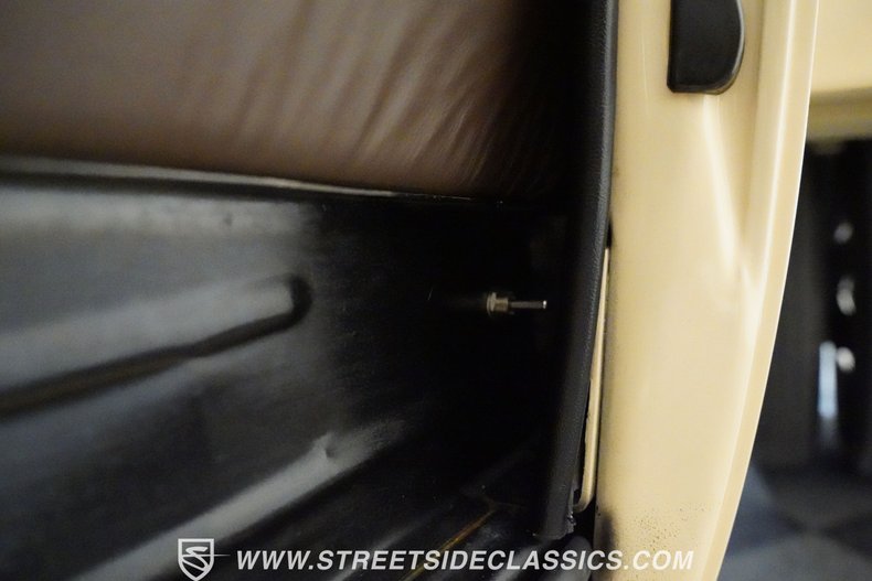 Chevrolet-3800-1946-Butternut-Yellow-Tan-39