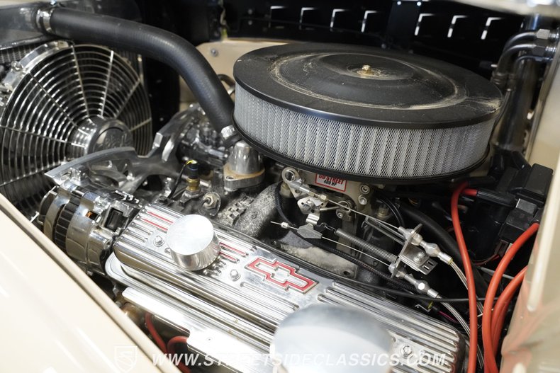 Chevrolet-3800-1946-Butternut-Yellow-Tan-47