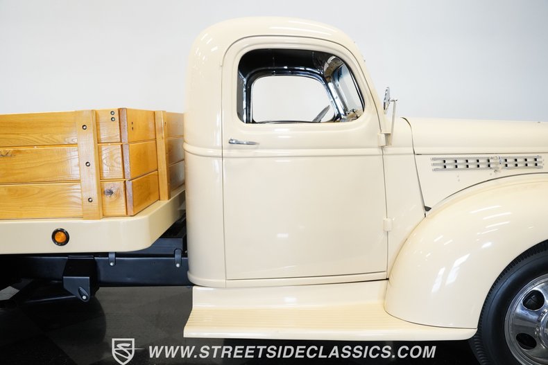 Chevrolet-3800-1946-Butternut-Yellow-Tan-8