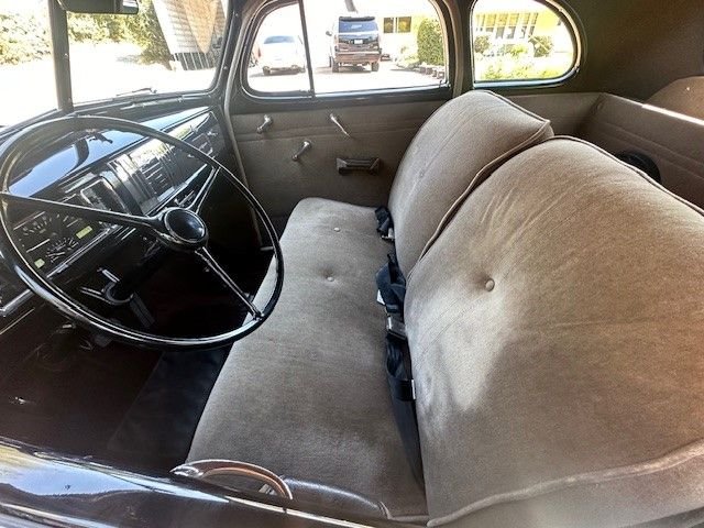 Chevrolet-5-window-1939-Black-gray-4