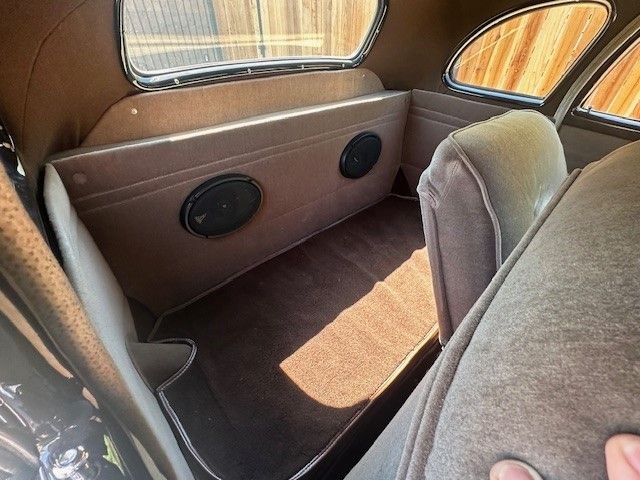 Chevrolet-5-window-1939-Black-gray-5